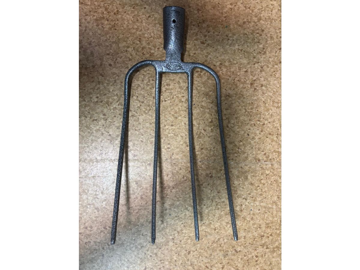 Вилы навозные из рельсовой стали 4-х рог. ИнструмАгро SG-FRK