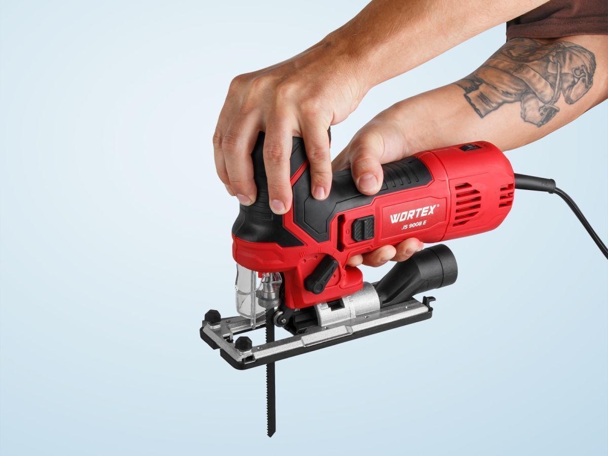 Лобзик электрический JS 9008 E в кор. 750 Вт, 800-3000 ход/мин, пропил до 90 мм, грибов. рук. (грибов. рукоятка, литая подошва, маятн. ход, подсветка, сдув опилок, 22 мм ход, дерево/сталь/алюм.,  WORTEX 1335988