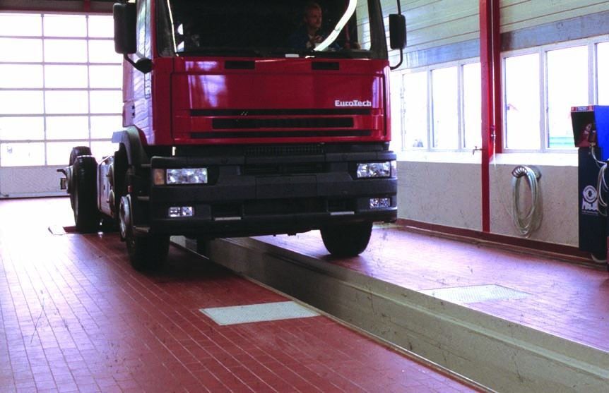 Стенд контроля состояния подвески и рулевого управления для грузовых автомобилей с нагрузкой на ось до 20 т LMS 20 MAHA LMS 20